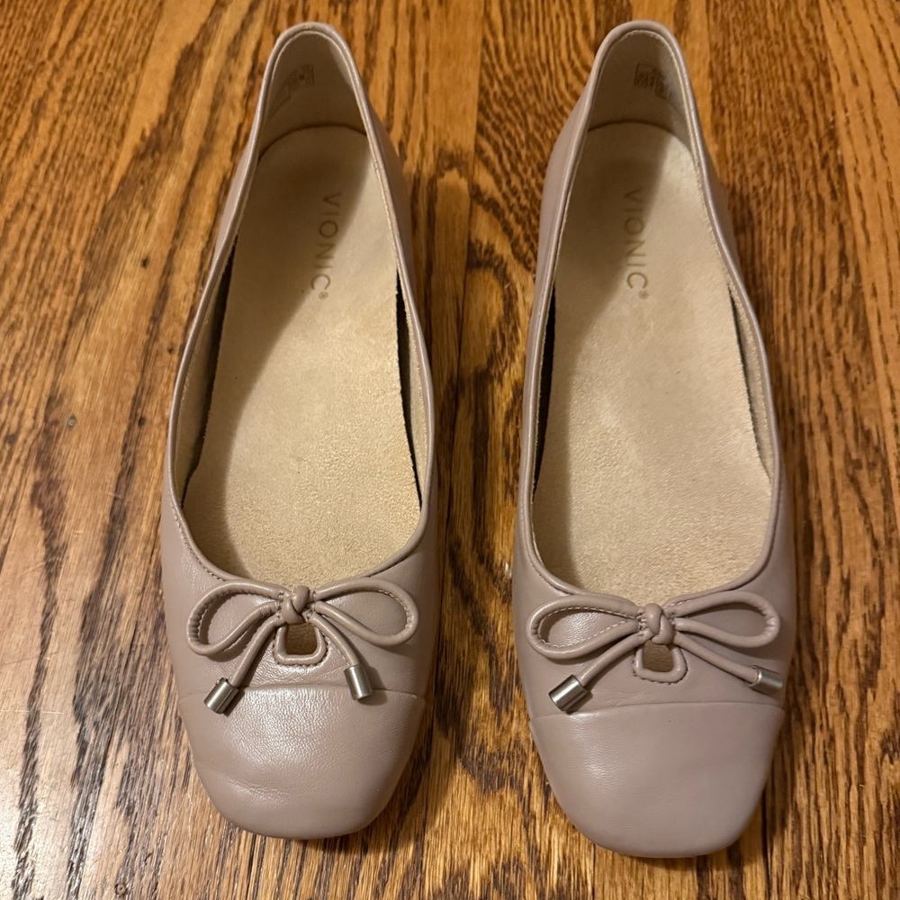*SOLD* Vionic Women's Klara Genuine Leather Ballet Flat Size 8.5 M